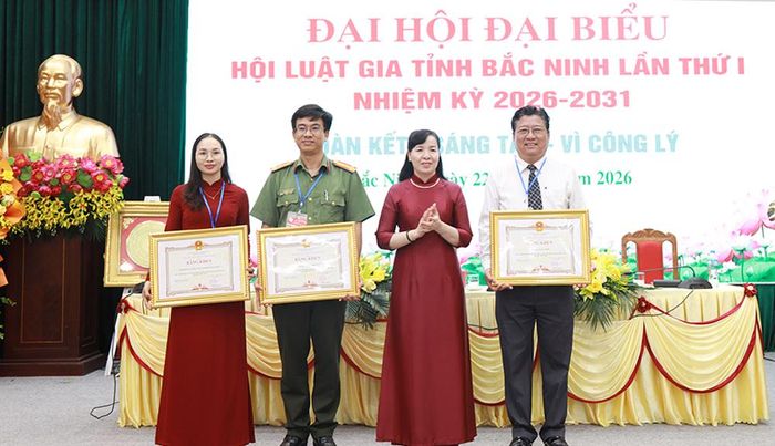 Đồng chí Nguyễn Thị Hà trao Bằng khen của Chủ tịch UBND tỉnh cho các tập thể có đóng góp xuất sắc trong xây dựng Hội Luật gia tỉnh.
