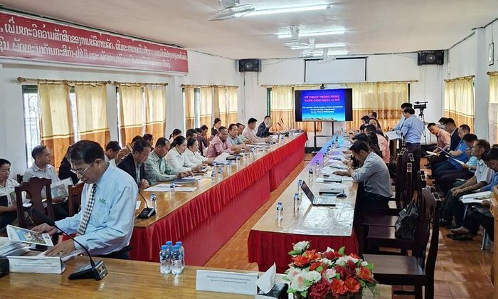  Các đại biểu tham dự lớp tập huấn kỹ thuật trồng thâm canh Keo lai mô tại tỉnh Xay Sổm Bun. 