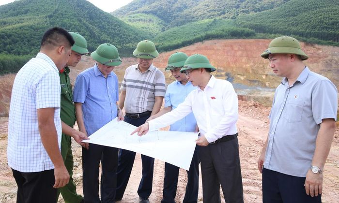 Đoàn giám sát kiểm tra thực tế tại điểm mỏ của Công ty trách nhiệm hữu hạn khai thác khoáng sản Hoàng Hà tại thôn Nam Sơn, xã Nghĩa Phương.