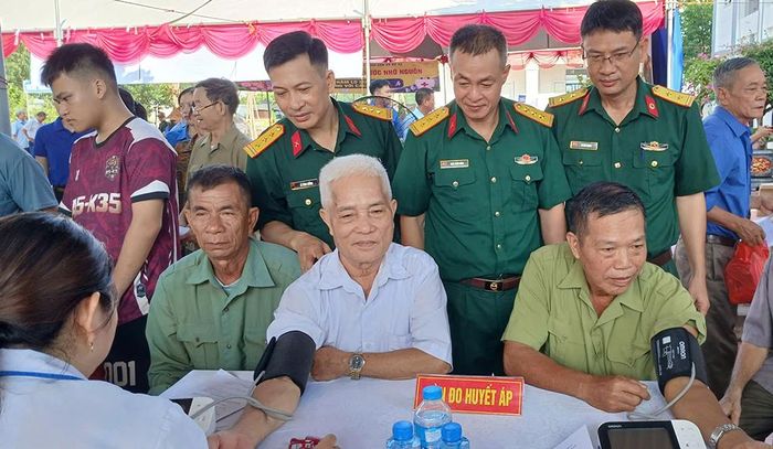 Các y, bác sĩ kiểm tra sức khỏe cho đối tượng chính sách.