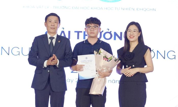  Ngô Khánh Hoa trong một lần nhận học bổng. 