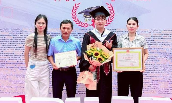  Gia đình chúc mừng thủ khoa “kép” Ngô Khánh Hoa. 