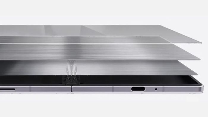 Galaxy Z Fold8 Wide sở hữu công nghệ bản lề Flex Titanium thế hệ mới cho màn hình chính 7.6 inch với tỷ lệ 4:3