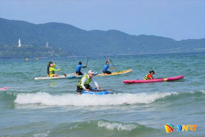 Chèo SUP là một trong những hoạt động thể thao được chờ đợi trong Lễ hội tận hưởng Đà Nẵng 2026. Ảnh: PHI NÔNG