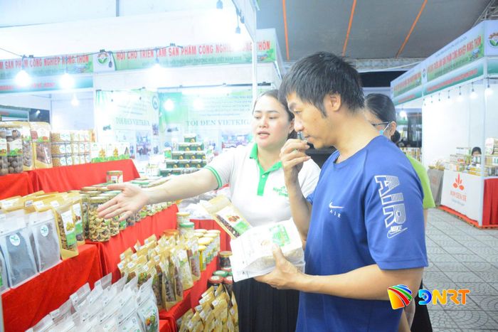 Việc chú trọng thiết kế bao bì và mã QR truy xuất nguồn gốc giúp sản phẩm của Ngọc Oanh Food có được sự tin tưởng từ khách hàng. Ảnh: HỮU ANH