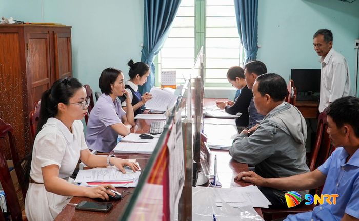 Trung tâm Phục vụ hành chính công xã Thạnh Bình đẩy nhanh tiến độ giải quyết hồ sơ cho người dân. Ảnh: HỒ QUÂN