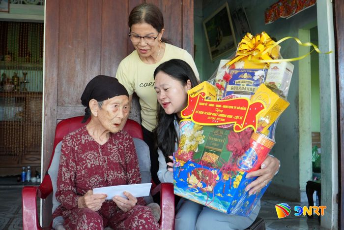 Giám đốc Sở Nội vụ Cao Thị Huyền Trân tặng quà Mẹ Việt Nam anh hùng Nguyễn Thị Xú. Ảnh: TRUNG THỰC