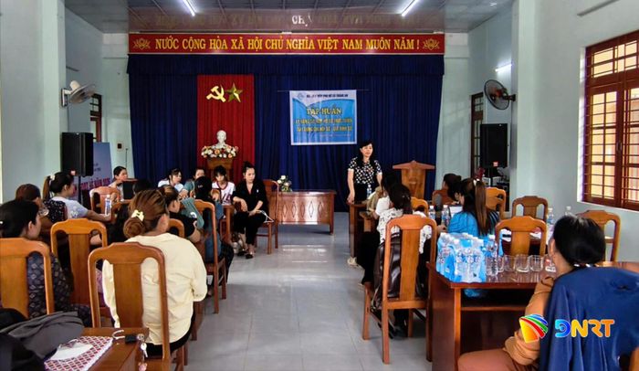 Quang cảnh tập huấn kỹ năng dịch vụ công trực tuyến tại thôn Vân Tiên. Ảnh: HỒNG NĂM