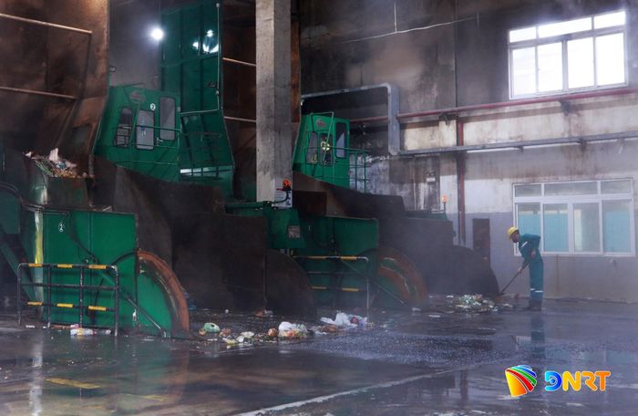 Ứng dụng công nghệ được triển khai trên nhiều hoạt động, trong đó có giám sát việc thu gom chất thải. Ảnh minh họa: P.GIANG