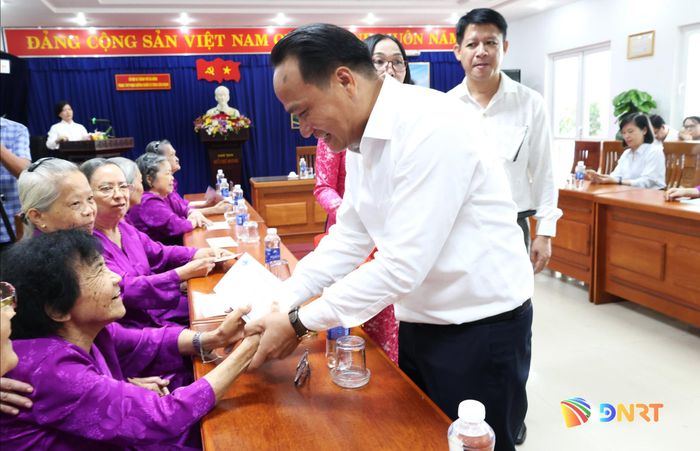 Phó Bí thư Thường trực Thành ủy Nguyễn Đình Vĩnh hỏi thăm, tặng quà người có công. Ảnh: NGỌC HÀ