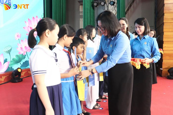 Liên đoàn Lao động thành phố trao học bổng vượt khó con công nhân, viên chức, lao động có hoàn cảnh khó khăn. Ảnh: KHÁNH NGÂN