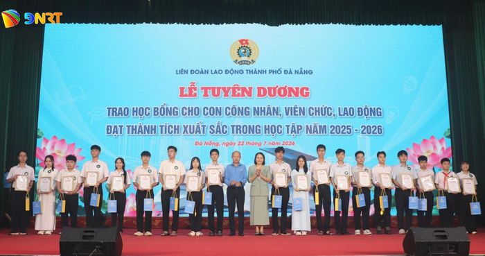 Ban tổ chức tuyên dương học sinh con công nhân, viên chức, lao động đoạt giải trong các kỳ thi. Ảnh: KHÁNH NGÂN