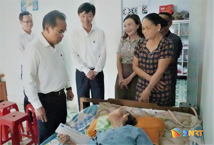 Phó Chủ tịch UBND thành phố Trần Anh Tuấn thăm Mẹ Việt Nam anh hùng Nguyễn Thị Thu. Ảnh: ÁI LY