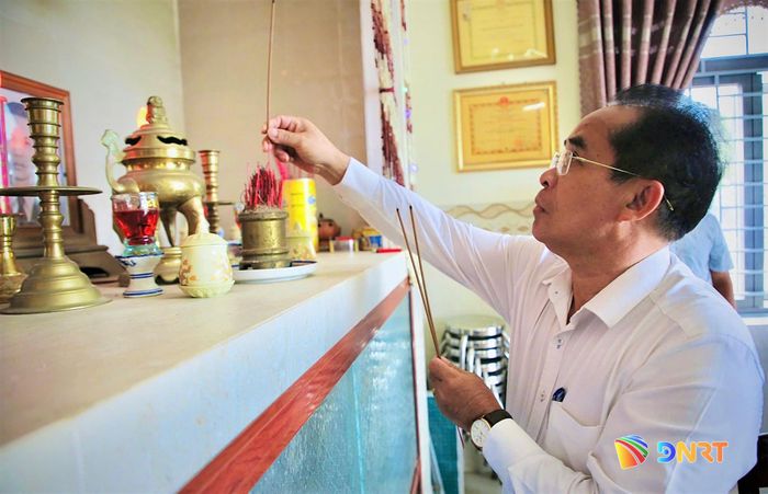 Phó Chủ tịch UBND thành phố Trần Anh Tuấn viếng hương các anh hùng, liệt sĩ tại các điểm thăm. Ảnh: ALĂNG NGƯỚC