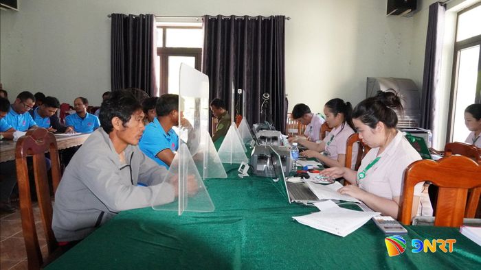 Nguồn vốn chính sách được người dân các xã miền núi tiếp cận kịp thời và dùng đúng mục đích. Ảnh: D.Lệ
