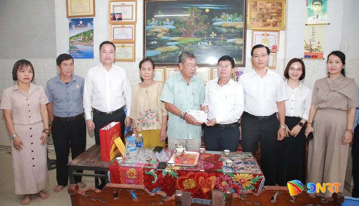 Trưởng ban Nội chính Thành ủy Võ Công Chánh (thứ 4 bên phải qua) thăm, tặng quà thương binh Đoàn Thanh Hải. Ảnh: ĐẮC MẠNH