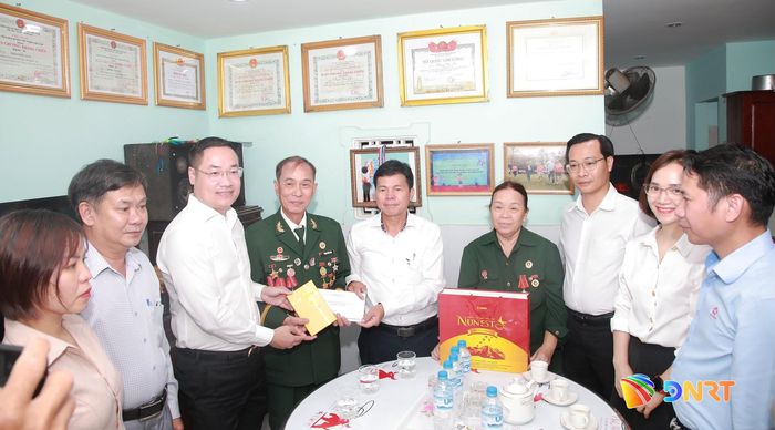 Trưởng ban Nội chính Thành ủy Võ Công Chánh (thứ 5 bên phải qua) thăm, tặng quà thương binh Phạm Phú Năm. Ảnh: ĐẮC MẠNH