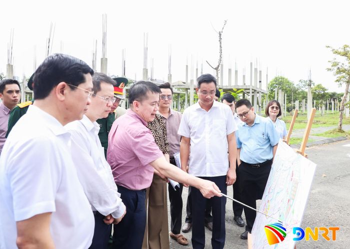 Lãnh đạo thành phố Đà Nẵng kiểm tra thực tế một số dự án có khó khăn, vướng mắc, tồn tại kéo dài vào ngày 16/7/2026. Ảnh: NGỌC PHÚ