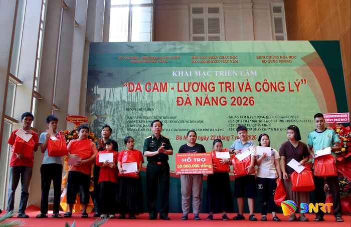 Trao quà cho các nạn nhân chất độc da cam tại lễ khai mạc. Ảnh: TRỌNG HUY