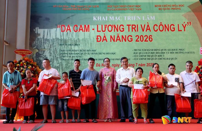 Lãnh đạo thành phố tặng quà cho các nạn nhân da cam. Ảnh: TRỌNG HUY