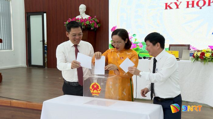Các đại biểu bỏ phiếu bầu Chủ tịch HĐND phường Hải Châu khóa I, nhiệm kỳ 2026 - 2031. Ảnh: HỮU VIỆT