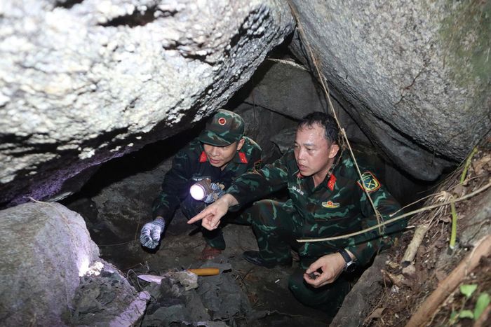 Lực lượng tìm kiếm đã phát hiện, cất bốc thêm hài cốt liệt sĩ thứ 8 tại khu vực hang Đá Sập. Ảnh: Bộ Chỉ huy Quân sự thành phố