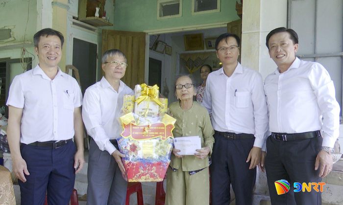 Chủ tịch HĐND thành phố Nguyễn Đức Dũng (thứ 2, bên trái sang) thăm, tặng quà Bà mẹ Việt Nam anh hùng Trần Thị Ngân (xã Quế Sơn). Ảnh: MINH CHÂU
