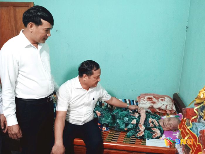 Lãnh đạo xã Quế Sơn Trung tặng quà Bà mẹ Việt Nam anh hùng Ngô Thị Thôi. Ảnh: DUY THÁI