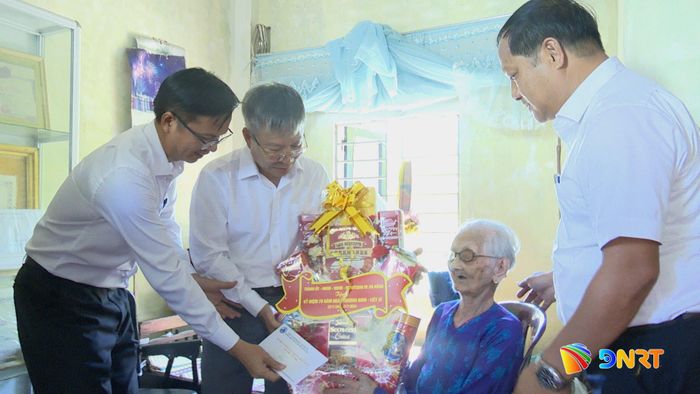 Chủ tịch HĐND thành phố Nguyễn Đức Dũng thăm, tặng quà Bà mẹ Việt Nam anh hùng Nguyễn Thị Quơ (xã Quế Sơn Trung). Ảnh: DUY THÁI