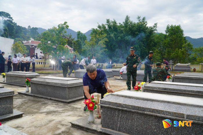Phó Chủ tịch UBND thành phố Hồ Quang Bửu cùng đoàn công tác thắp hương các phần mộ liệt sĩ tại Nghĩa trang liệt sĩ Nam Trà My. Ảnh: TRUNG LÊ