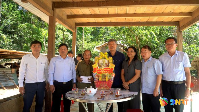 Phó Chủ tịch UBND thành phố Hồ Quang Bửu (thứ 4, bên phải sang) cùng đoàn công tác thăm, tặng quà gia đình người có công với cách mạng tại xã Nam Trà My. Ảnh: TRUNG LÊ
