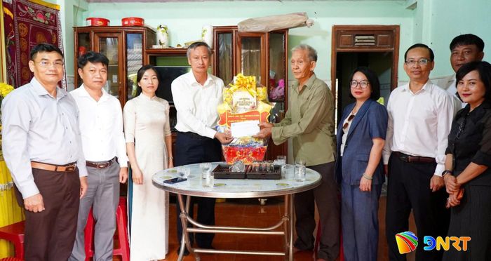 Phó Chủ tịch HĐND thành phố Đoàn Ngọc Hùng Anh (thứ 4, bên trái sang) và lãnh đạo xã Trà Liên thăm, tặng quà gia đình ông Huỳnh Kháng. Ảnh: D.LỆ