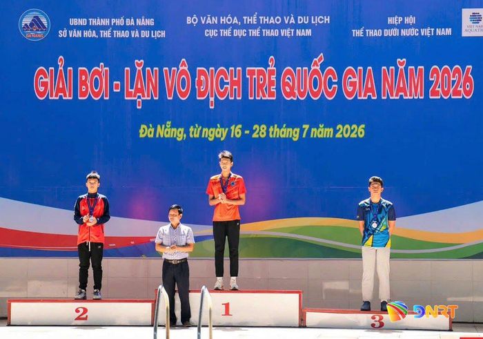 Vận động viên Vũ Sinh Hùng (bục số 1) có giải đấu thành công, mang về 9 Huy chương Vàng cho đội tuyển lặn Đà Nẵng. Ảnh: THÀNH DANH
