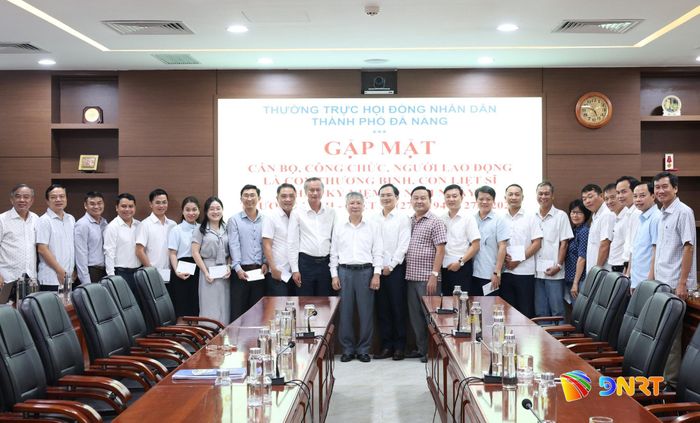 Lãnh đạo HĐND thành phố tặng quà cán bộ, công chức, người lao động là con thương binh, con liệt sĩ. Ảnh: NGỌC HÀ