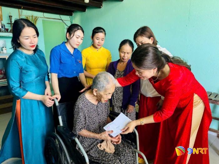 Trường Mầm non Ái Nghĩa thăm, tặng quà tri ân Mẹ Việt Nam anh hùng Nguyễn Thị Cầm (thôn Nghĩa Đức, xã Đại Lộc). Ảnh: KHẢI KHIÊM