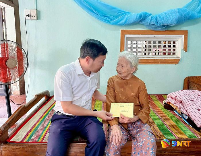 Lãnh đạo Đảng ủy xã Hà Nha thăm Mẹ Việt Nam anh hùng Huỳnh Thị Lượng (thôn Phú Lộc). Ảnh: HỨA MẬN