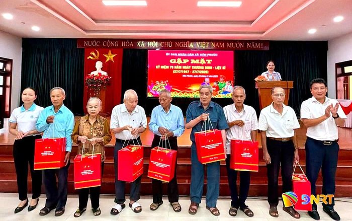 Xã Tiên Phước tổ chức gặp mặt, tặng quà tri ân người có công, gia đình chính sách. Ảnh: D.LỆ