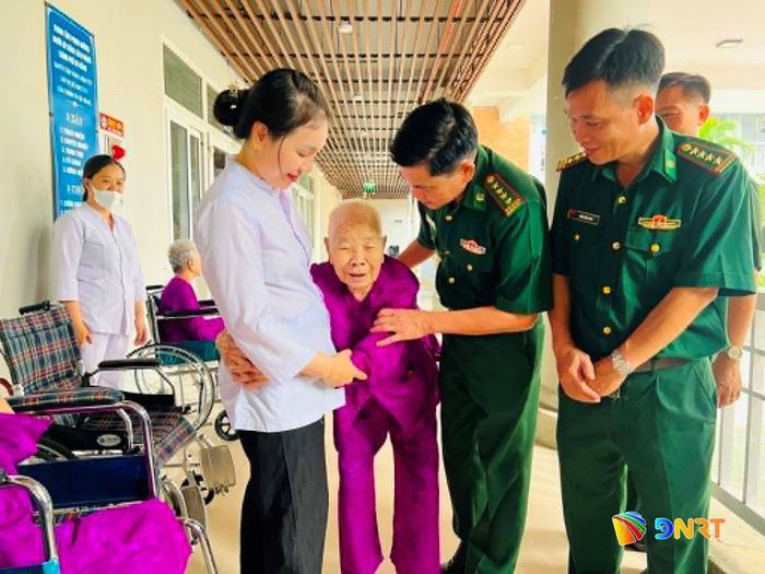 Đại tá Hoàng Văn Mẫn, Chính ủy Bộ đội Biên phòng thành phố (thứ 2, bên phải sang) thăm hỏi người có công tại Trung tâm Phụng dưỡng người có công cách mạng thành phố. Ảnh: BÁ VĨNH