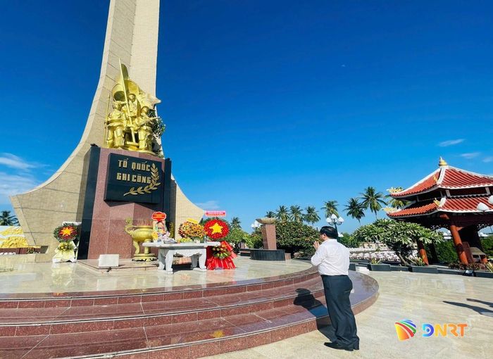 Đại biểu Quốc hội Vương Quốc Thắng viếng Nghĩa trang liệt sĩ Điện Bàn. Ảnh: HỒNG CHÂU