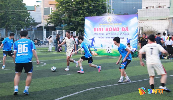 Trận đấu đầu tiên sau lễ khai mạc diễn ra sôi nổi, hấp dẫn. Ảnh: ĐẮC MẠNH