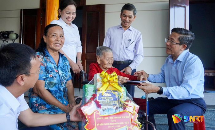 Phó Chủ tịch UBND thành phố Trần Nam Hưng tặng quà Bà mẹ Việt Nam anh hùng Nguyễn Thị Lang (xã Chiên Đàn). Ảnh: HỒ QUÂN