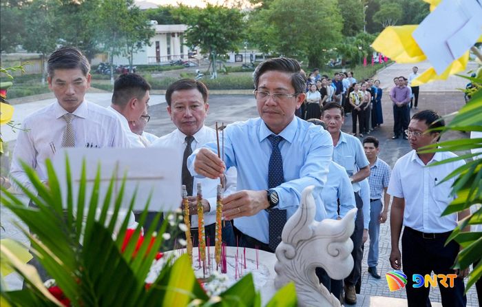 Phó Chủ tịch UBND thành phố Trần Nam Hưng dâng hương tưởng niệm các anh hùng liệt sĩ tại Nghĩa trang liệt sĩ Phú Ninh. Ảnh: HỒ QUÂN