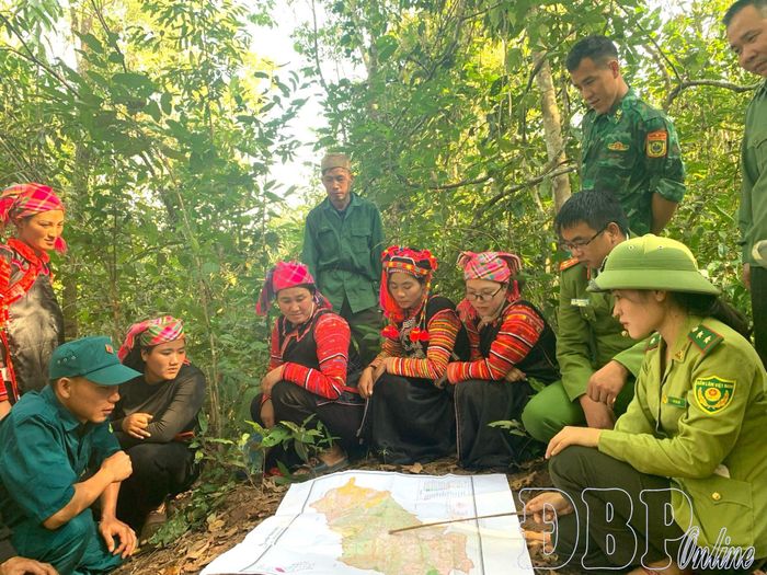 Kiểm lâm Mường Nhé tuyên truyền người dân quản lý, bảo vệ diện tích rừng trên địa bàn.