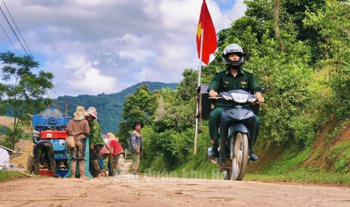 Cán bộ Đồn Biên phòng Mường Lạn đưa “Tiếng loa Biên phòng” đến các bản làng xa xôi.