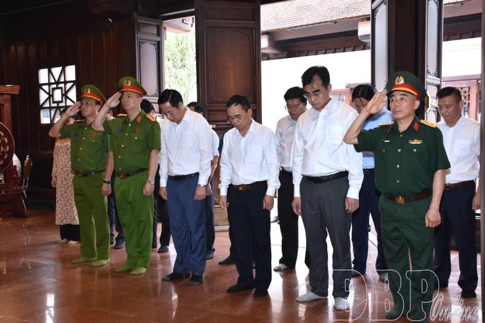 Đại biểu tri ân anh hùng liệt sĩ tại Đền thờ Liệt sĩ tại Chiến trường Điện Biên Phủ.