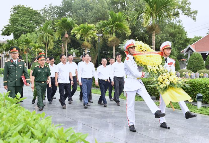 Đại biểu viếng Nghĩa trang liệt sĩ quốc gia A1.