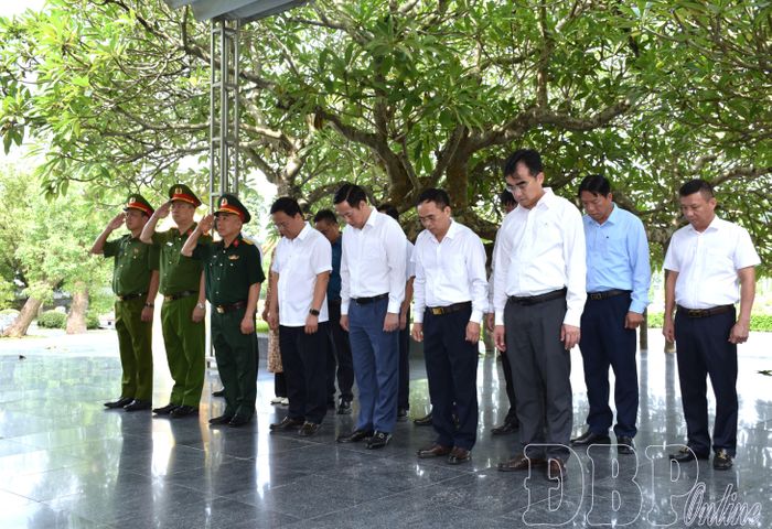 Đại biểu dành phút mặc niệm tưởng nhớ các Anh hùng liệt sĩ tại Nghĩa trang liệt sĩ quốc gia A1.