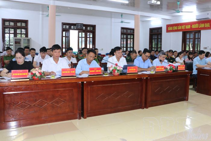 Các đại biểu, cử tri tham dự buổi tiếp xúc cử tri.