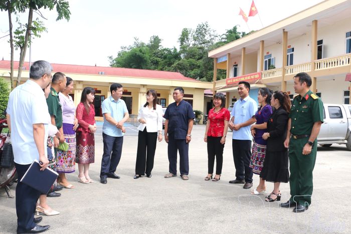 Phó Chủ tịch Thường trực HĐND tỉnh Cao Thị Tuyết Lan trao đổi, lắng nghe ý kiến, kiến nghị của cử tri xã Núa Ngam.