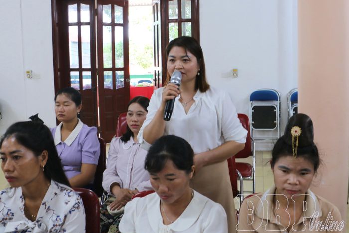 Cử tri xã Núa Ngam phát biểu ý kiến.